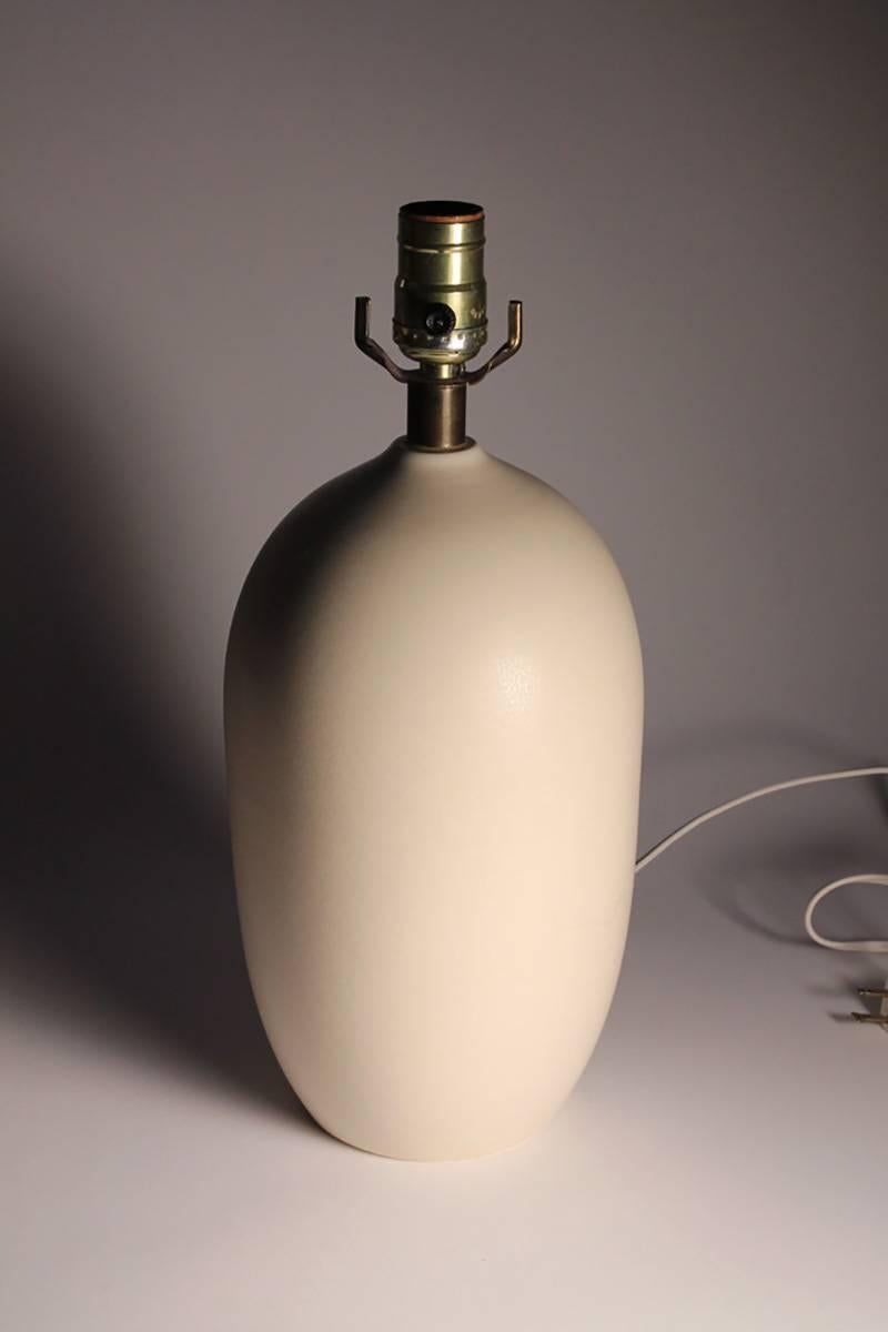 Beautiful Danish Modern Lotte Bostlund Cream Ceramic Table Lamp In Good Condition In Chicago, IL