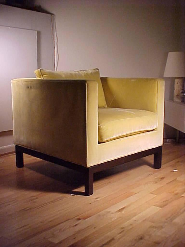 Un'ottima coppia di sedie wormley cube con tappezzeria originale. Firmato Dunbar sulla tappezzeria come mostrato.

La tappezzeria presenta alcuni segni di usura e sbiadimento, ma ritengo che possa essere utilizzata così com'è, magari con una