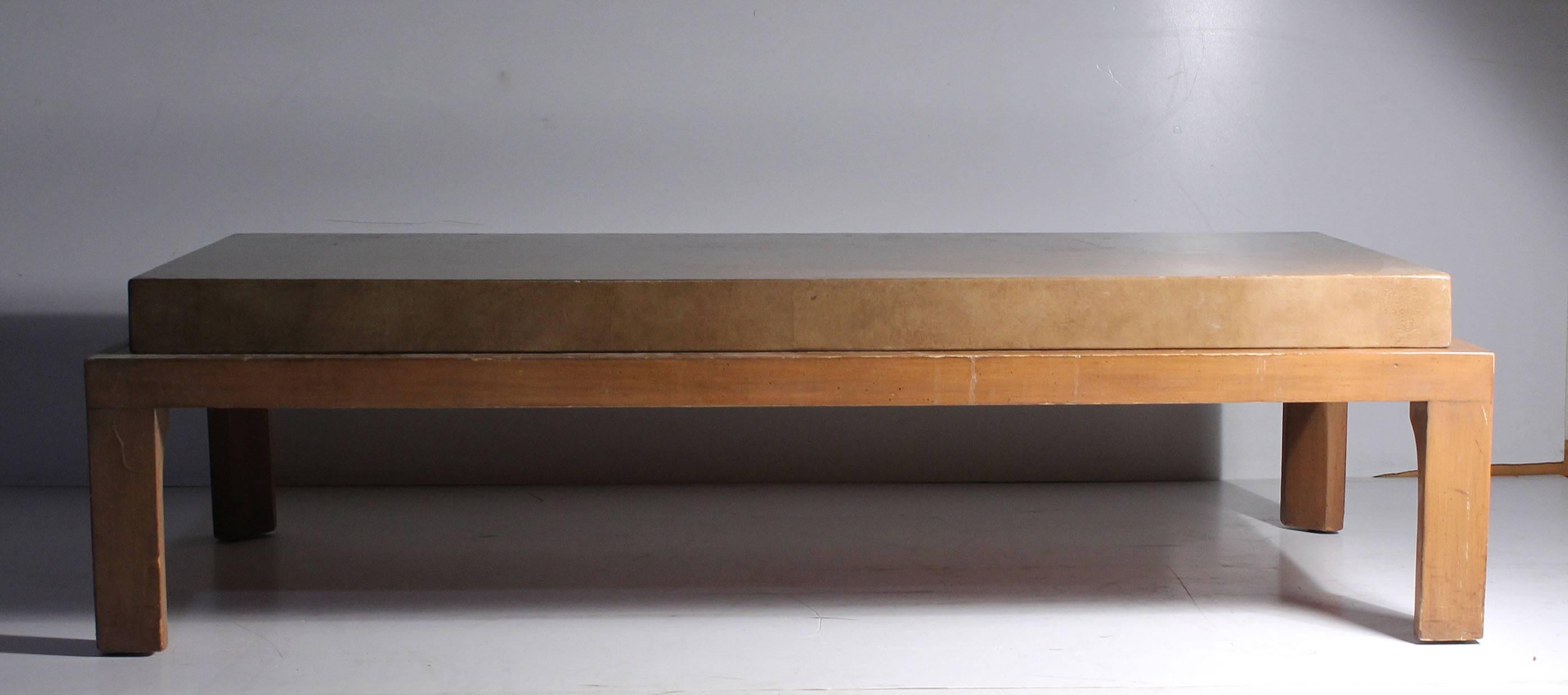 Mid-Century Modern Table basse vintage en cuir attribuée à Parzinger en vente