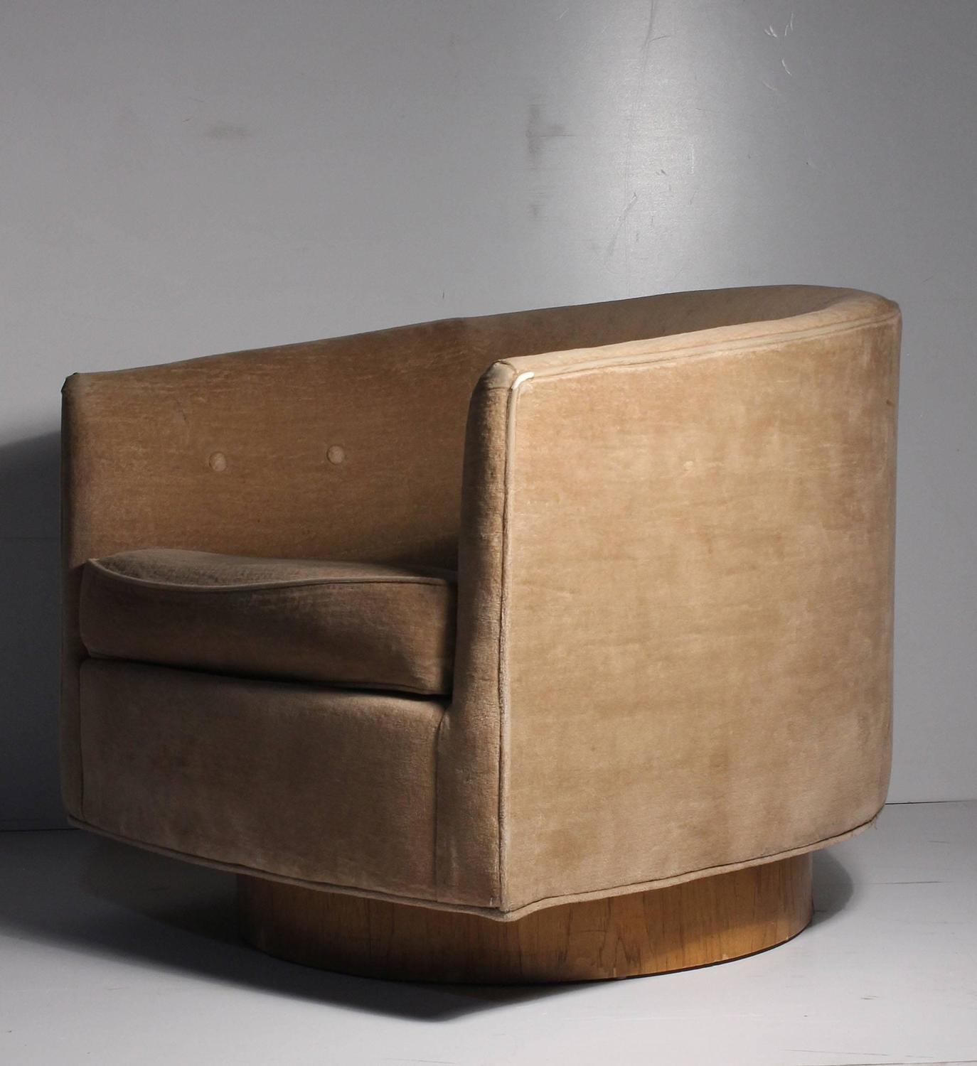 Milo Baughman Swivel Barrel Back Tub Club Lounge Chair at 1stdibs