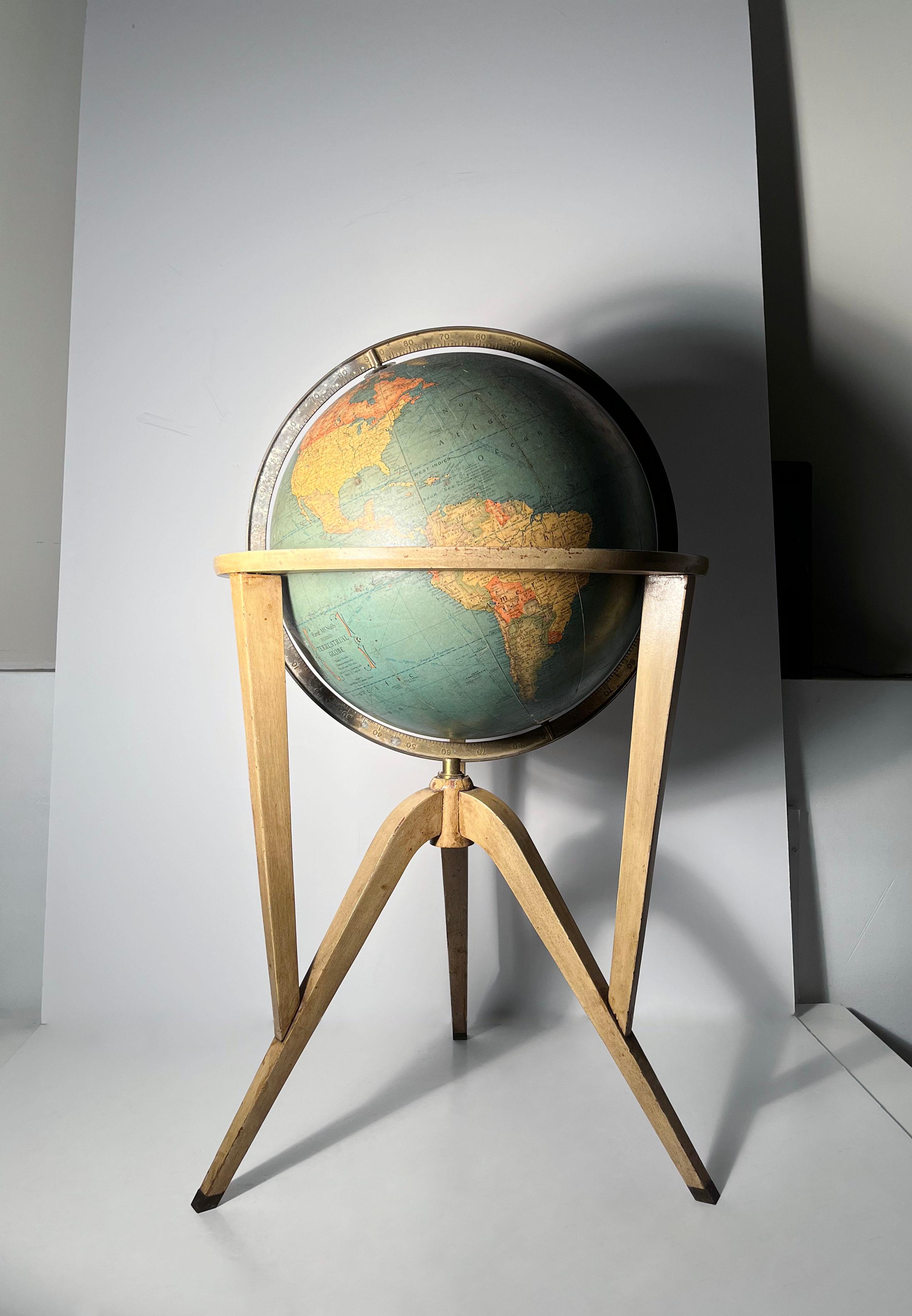 Globo Rand McNally de Edward Wormley / Dunbar

Un diseño Atómico de tres patas con pies rematados en latón. 

Este globo no se ilumina. Es un Globo de Metal.

No se sabe si es el acabado original en marfil blanquecino, o si fue repintado en algún