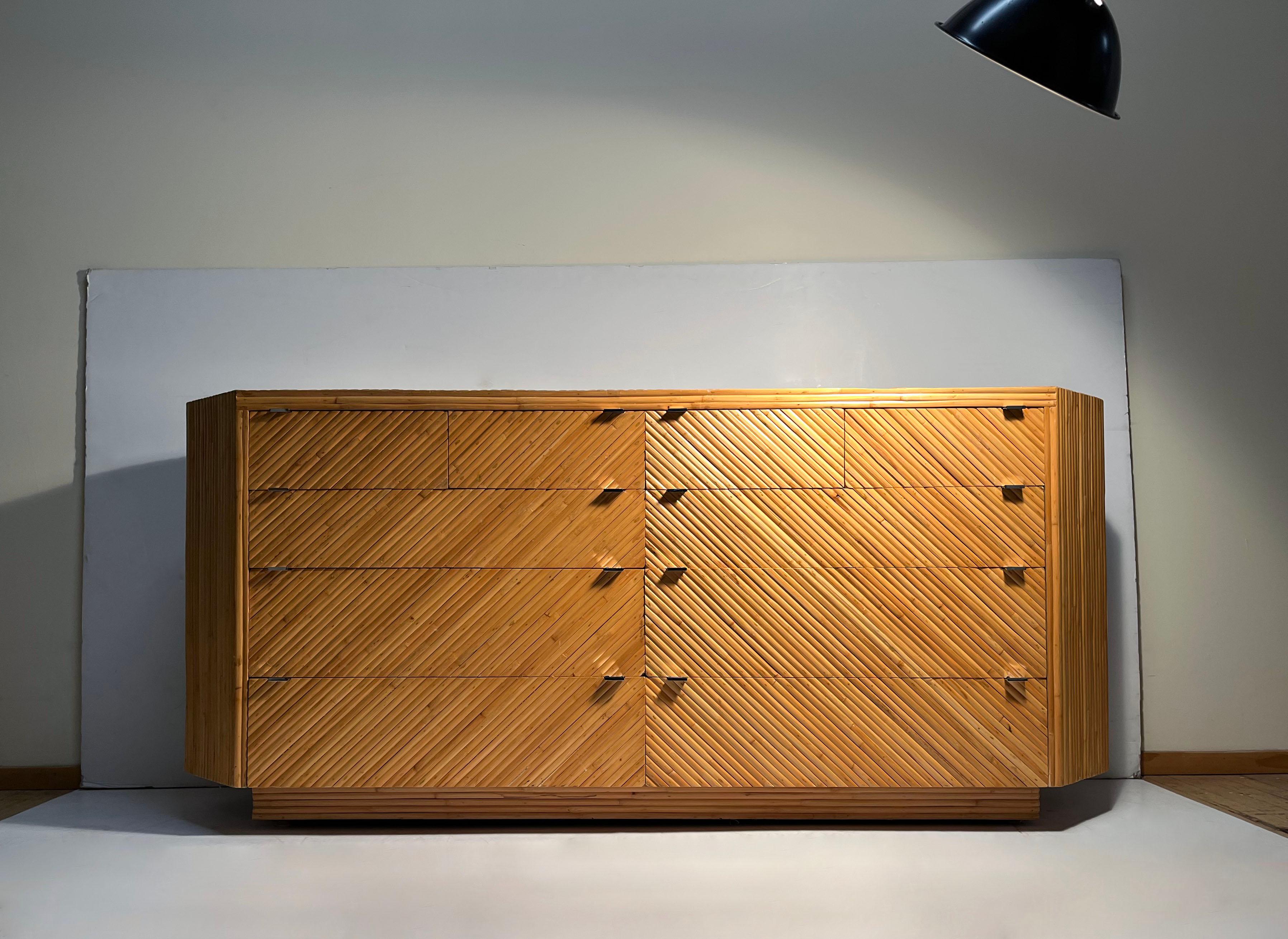 Una monumentale ed eccezionale cassettiera Credenza d'epoca in bambù spaccato attribuita a Milo Baughman per Thayer Coggin negli anni Settanta.

Altre immagini sono disponibili su richiesta.

alcuni lievi segni di usura nel complesso. Le piccole