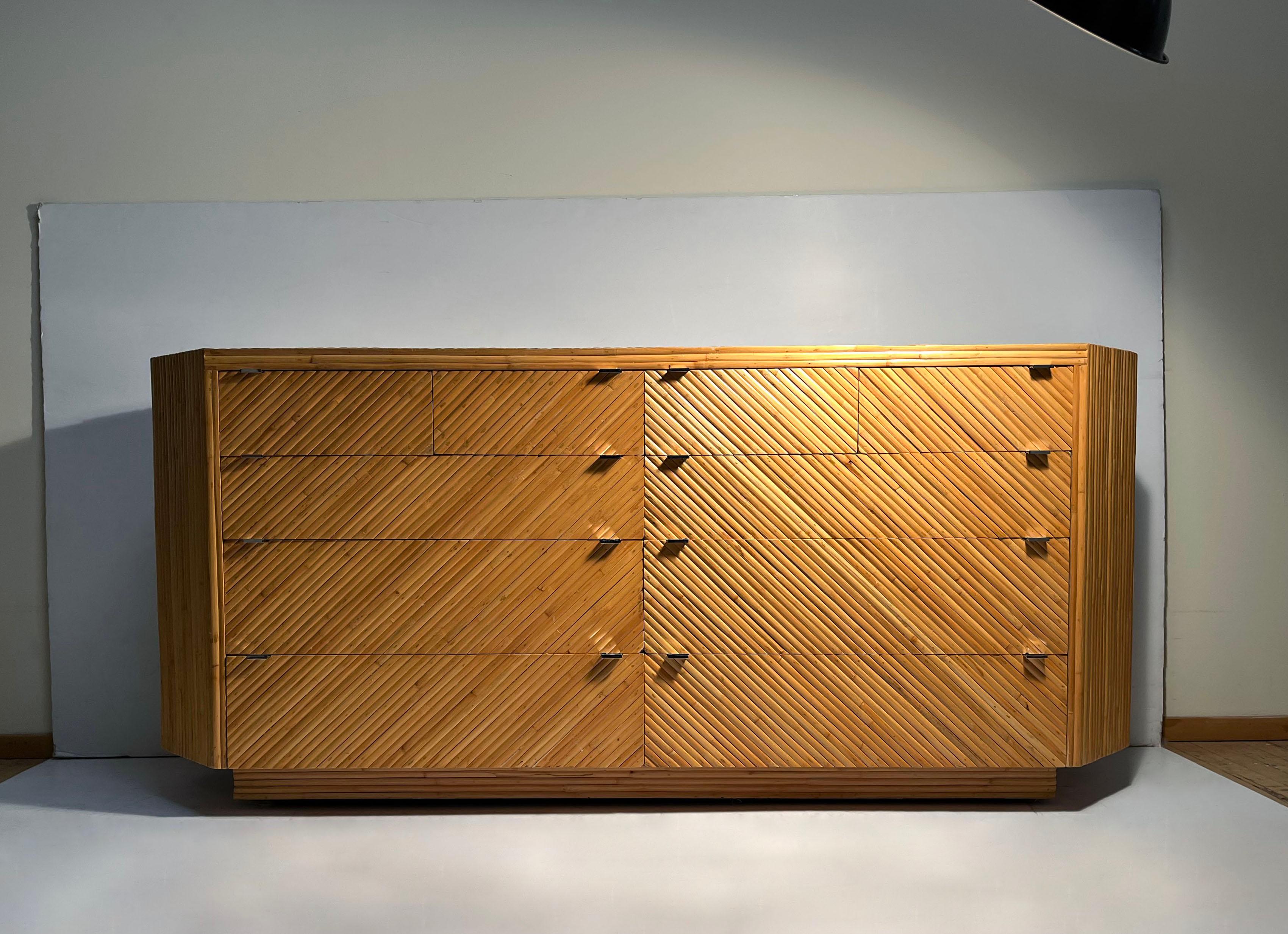 Mid-Century moderno Cassettiera in rattan di bambù d'epoca Credenza Dresser di Milo Baughman in vendita