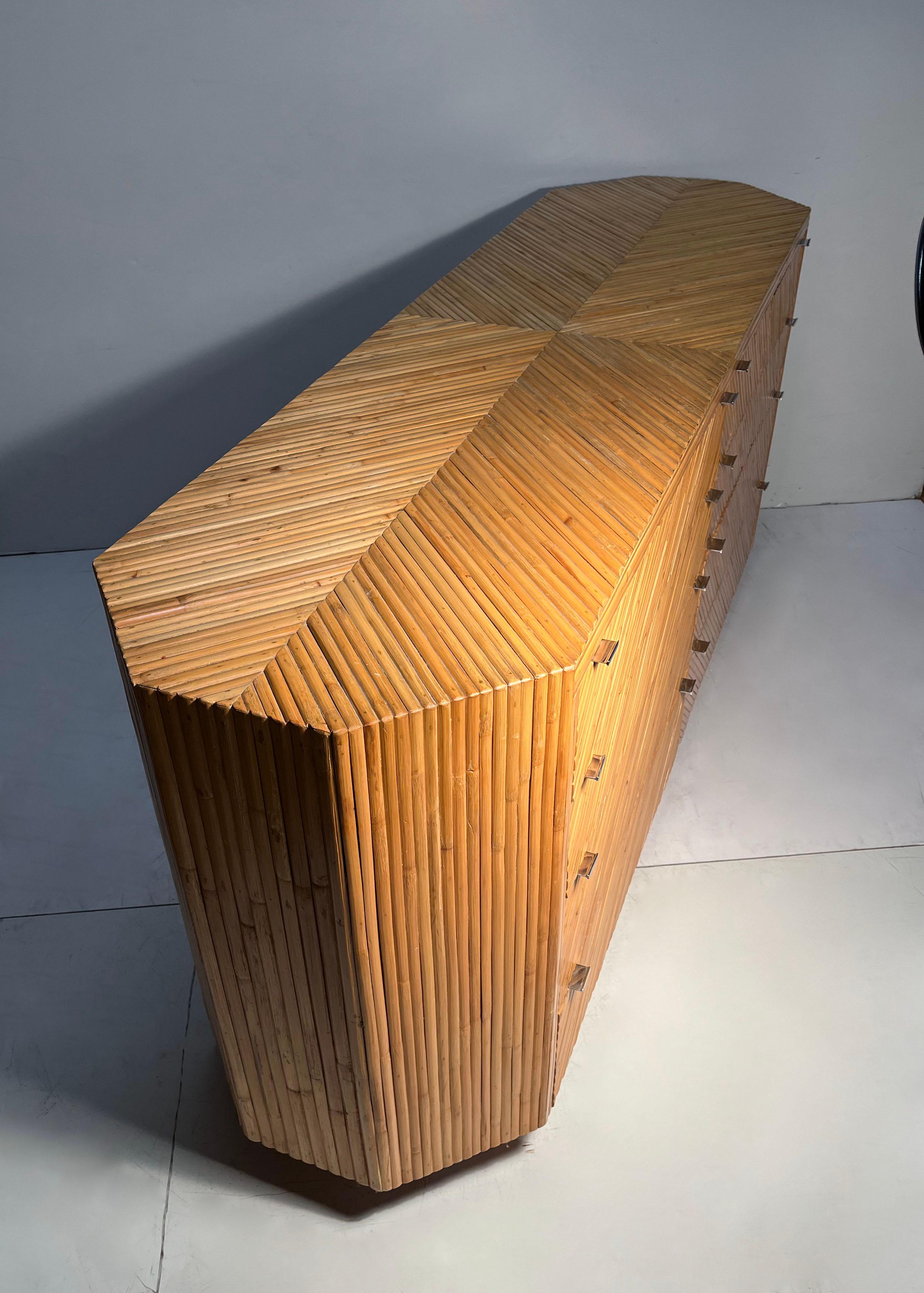 Bambù Cassettiera in rattan di bambù d'epoca Credenza Dresser di Milo Baughman in vendita