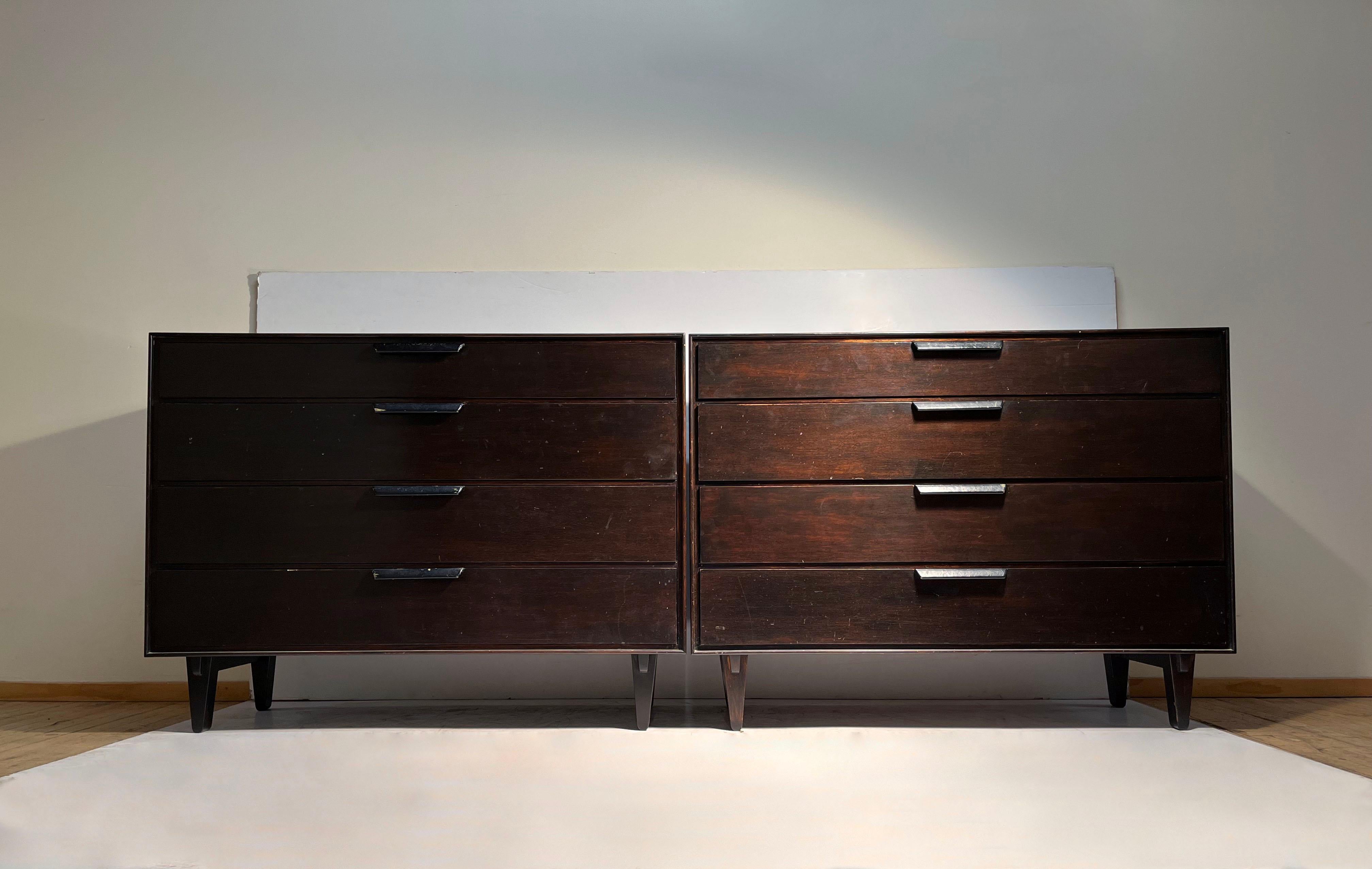 Paire de commodes Edward Wormley pour Dunbar. Poignées en cuir. Tiroirs à queue d'aronde. Un savoir-faire incroyablement détaillé. Notez la bordure extérieure à bords fins et le début du panneau du tiroir.  Belle construction apparente sur les