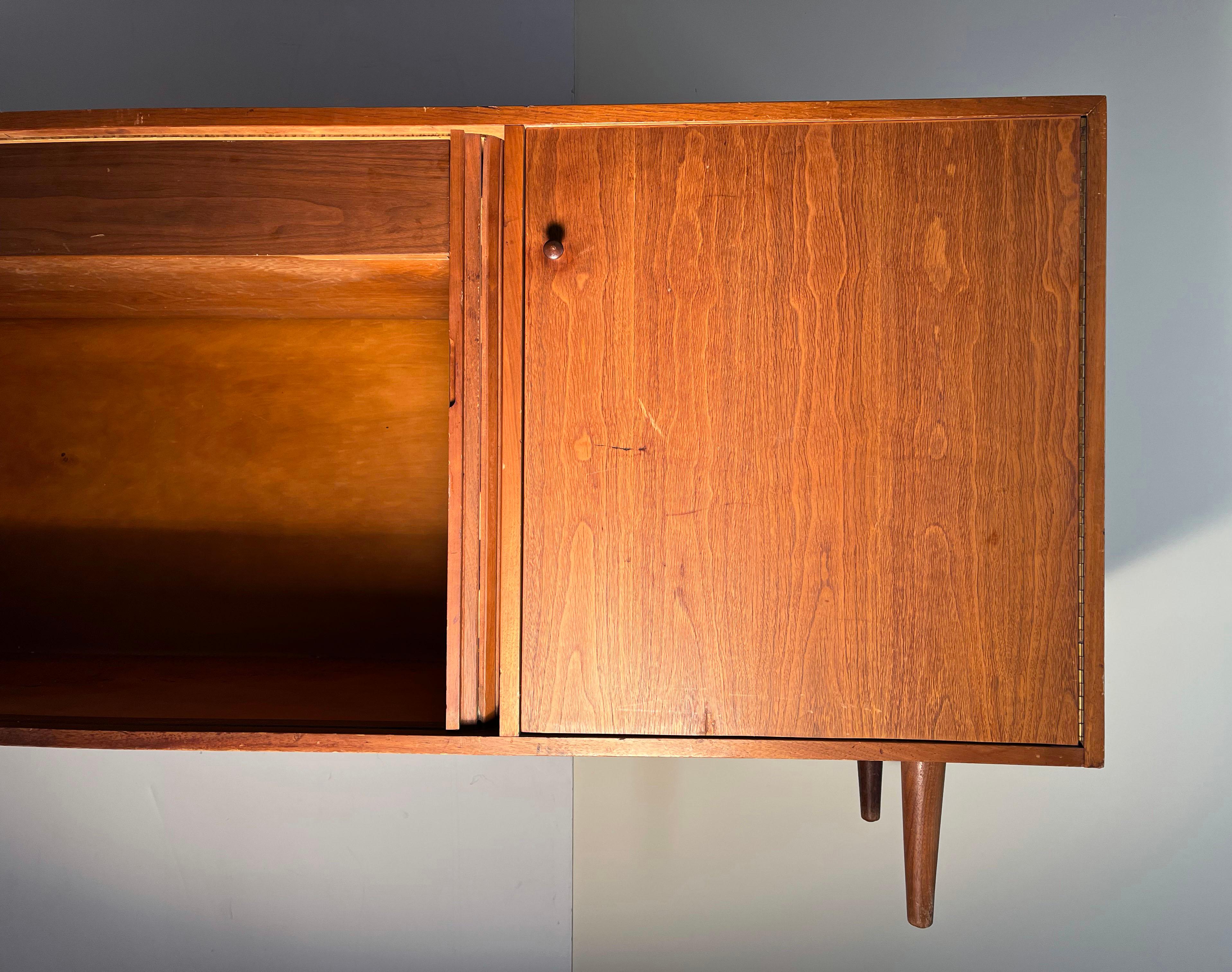 Bellissimo mobile credenza Milo Baughman per Glenn of California. Un bel design di metà secolo, sobrio e ben realizzato.

Bellissima venatura Wood. Una volta rifinito, avrà un aspetto magnifico. L'acquisto deve essere effettuato con l'intenzione di