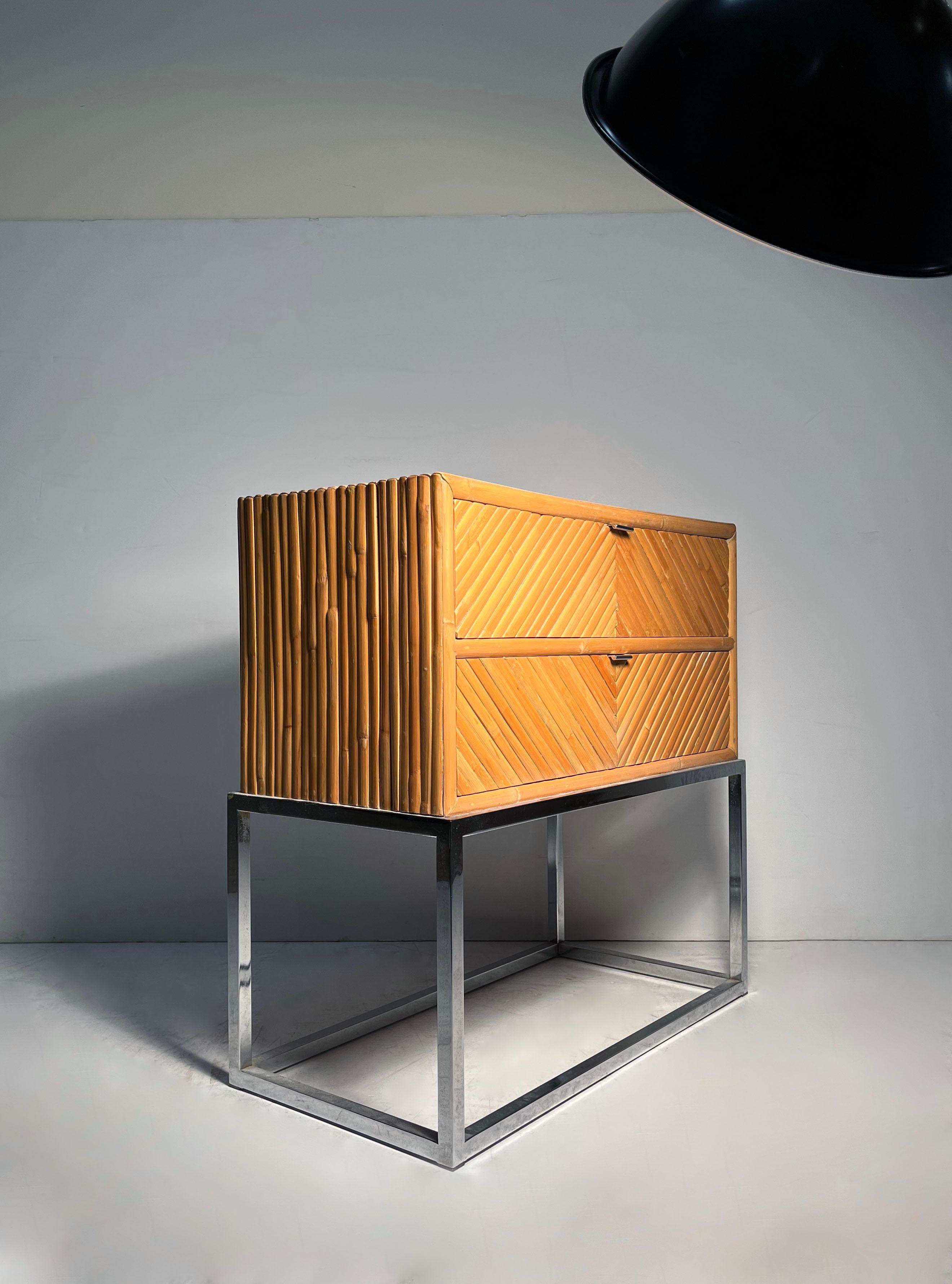 Mid-Century moderno Cassettiera in rattan di bambù vintage Tavolini / Comodini Milo Baughman in vendita