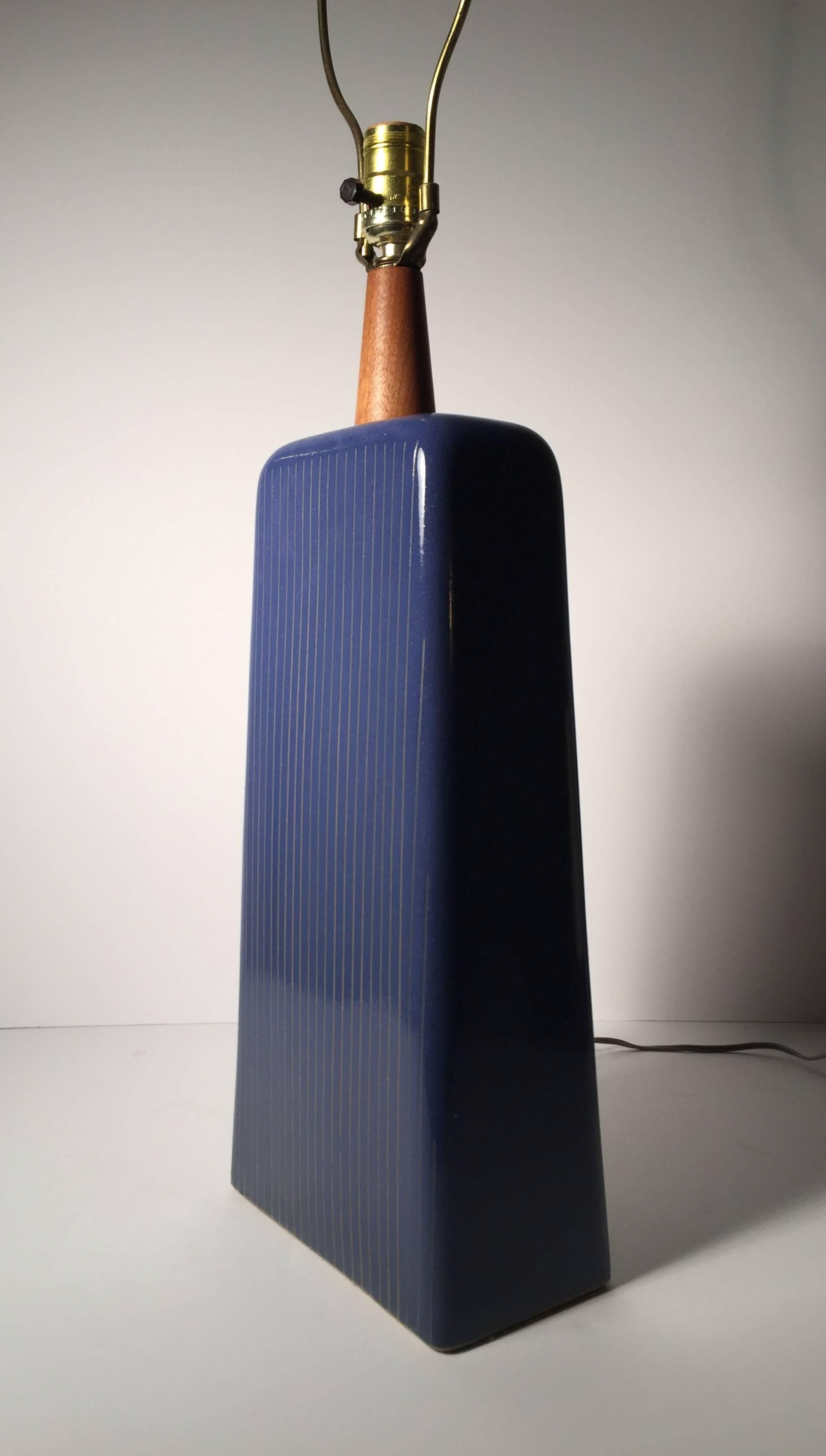 Mid-Century Modern Large Gordon & Jane Martz Blue Lamp Incised Design FASHIONABLE COLOR