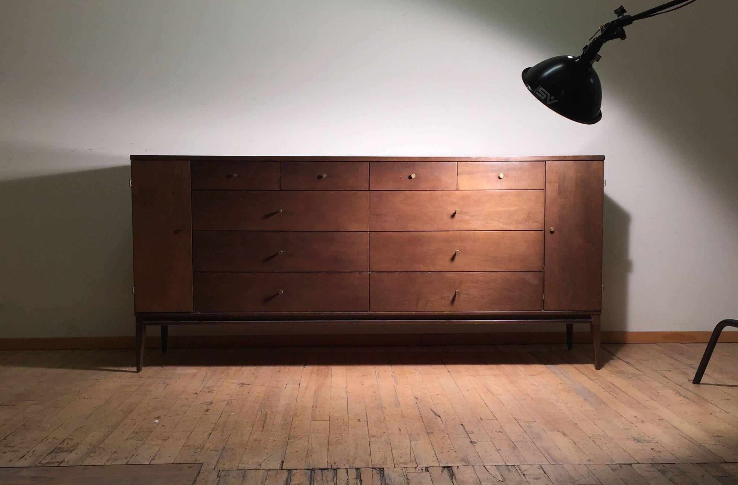Excellent sideboard or dresser by Paul McCobb in original manufacturer specified finish. A scarce Planner Group line model for Winchendon with 20 drawers. A dramatic and sophisticated form with tapered legs.

Can be used as a dresser, sideboard,