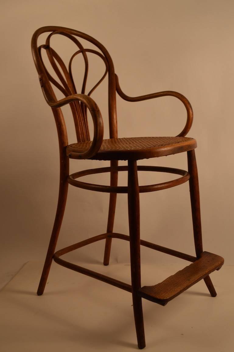 Schwer zu findender, früher Billardhocker aus Bugholz, der Thonet zugeschrieben wird. Einige kleinere Abnutzungserscheinungen, normal und altersentsprechend. Stilvolles Design der frühen Moderne aus Österreich.