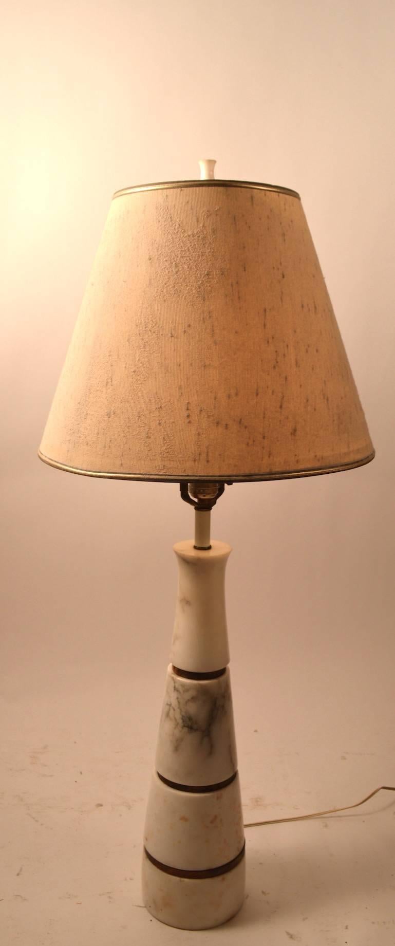Belle lampe de table moderniste en marbre empilé, marquée 