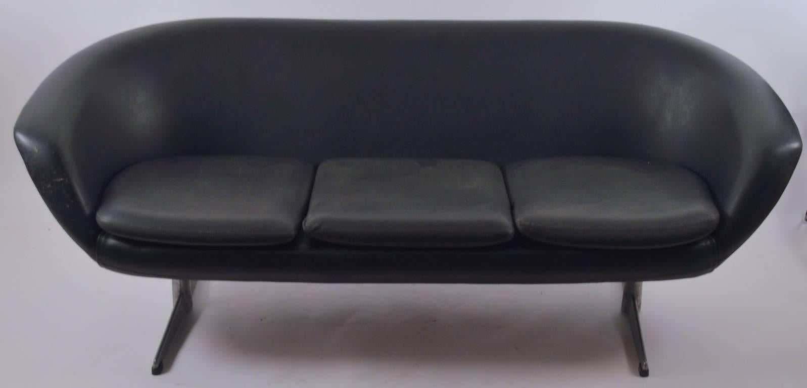 Overman sofa, vinyl seat on aluminum legs. Upholstery as is, frame and structure sturdy and free of damage. Please check the large assortment of Overman pieces we have listed if you're looking for this type of furniture.