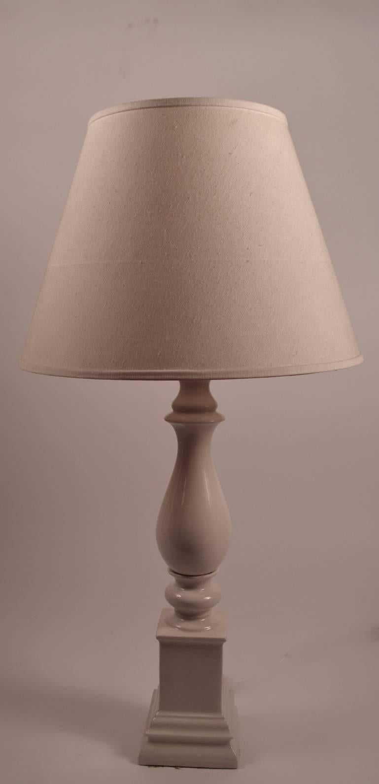 Blanc de Chine Balusterförmige Keramiklampe (Hollywood Regency) im Angebot