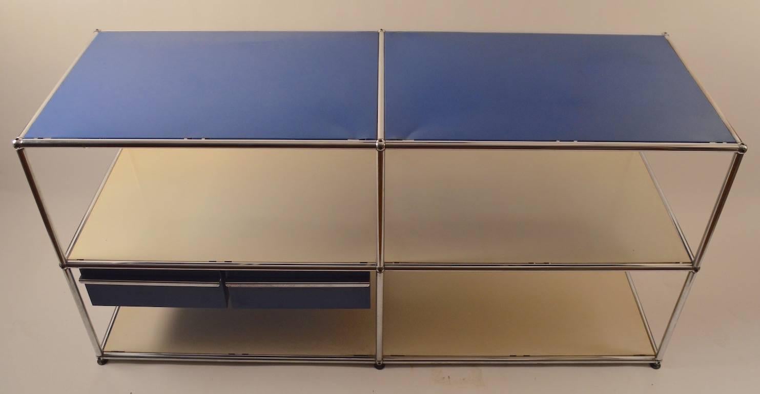 Classic and iconic Fritz Haller for Herman Miller shelf, with two drawers. The top shows some wear, normal and consistent with age, as shown.
                       