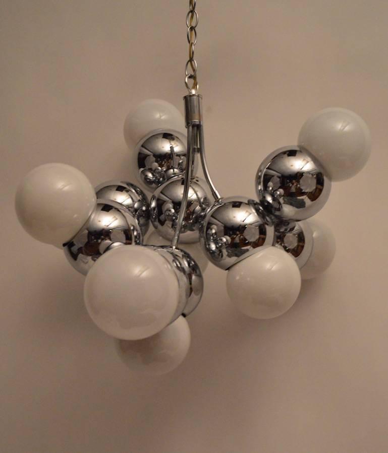 Nice light ball chrome ball chandelier nine bulbs in a molecule form fixture.
Manufacture attributed to Torino, clean, original, working condition, canopy and chain included. Height top of fixture without chain 20