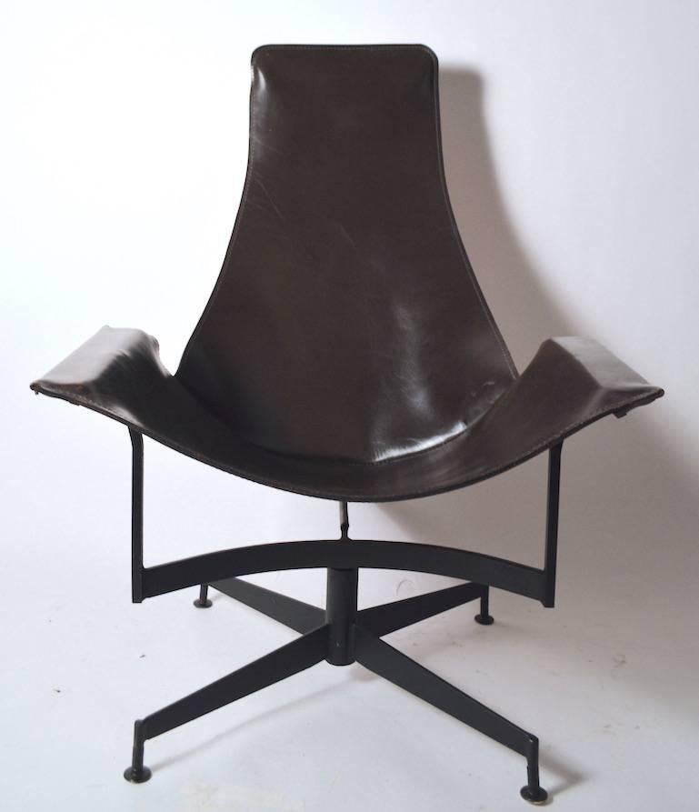 Classic and iconic Katavolos for Leathercrafters leather swivel sling chair. This example is in the dark brown leather finish, on black metal base. It is in original and very fine condition. Comfortable and stylish, ready to use.