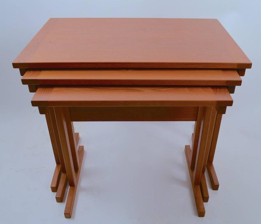 Jolies tables gigognes originales et propres, fabriquées au Danemark. Une rayure extrêmement mineure sur la plus grande table, l'ensemble est dans un état pratiquement neuf. Les dimensions dans la liste sont pour la plus grande table.