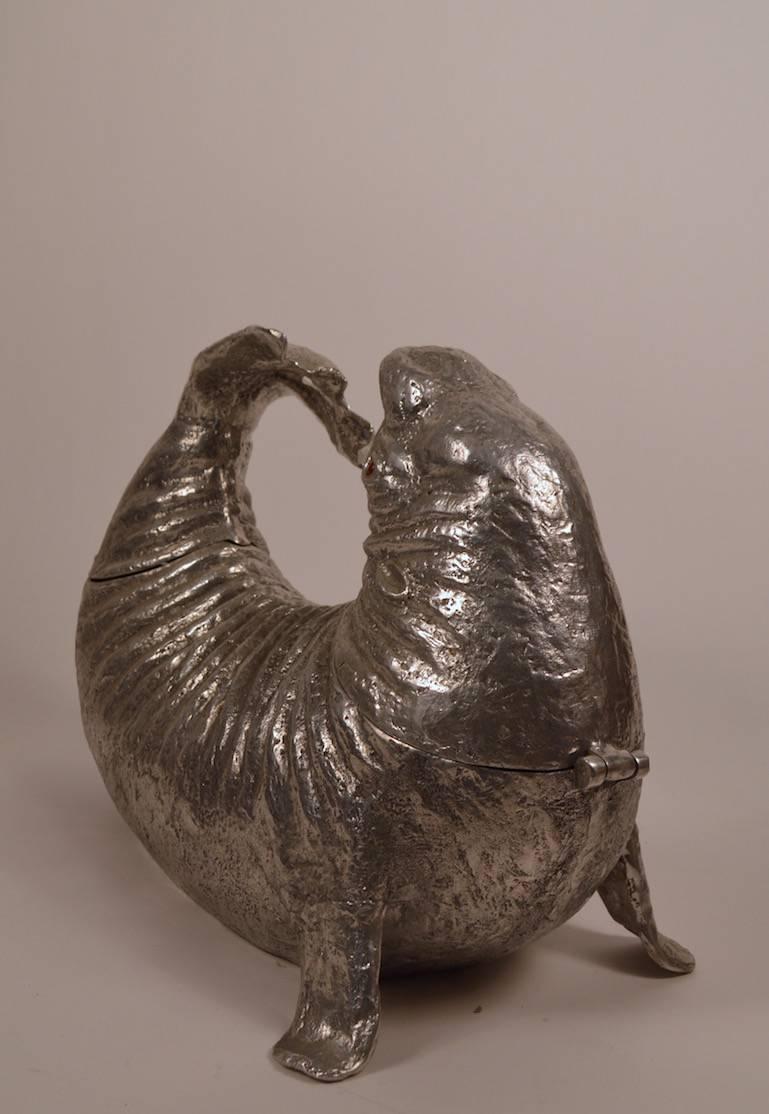 Cast aluminum ice bucket by Arthur Court. The head and tail both flip open to allow two bottles of your favourite beverage.
Great original condition, clean ready to use.