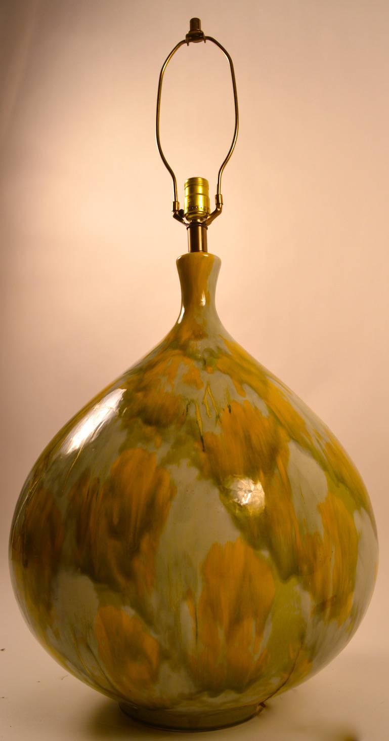 Große keramische Tropfenglasur-Lampe mit Original-Schirm (amerikanisch) im Angebot