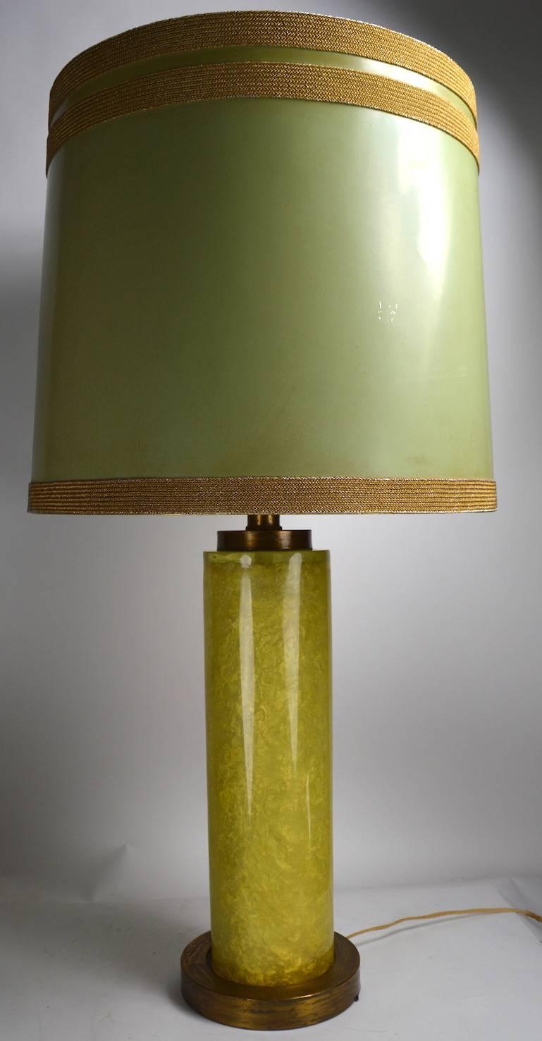 Paire de lampes en résine acrylique avec une intéressante texture interne craquelée. Chaque lampe est cylindrique avec un corps tubulaire en résine (5,5