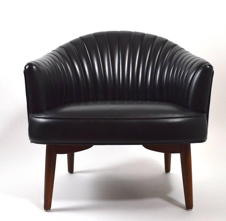 Paire de chaises de baignoire Thonet en excellent état d'origine. Nous pensons qu'ils sont recouverts de cuir, mais il est possible que le revêtement soit en fait en vinyle. Quoi qu'il en soit, ces chaises sont chics, confortables et propres. L'une
