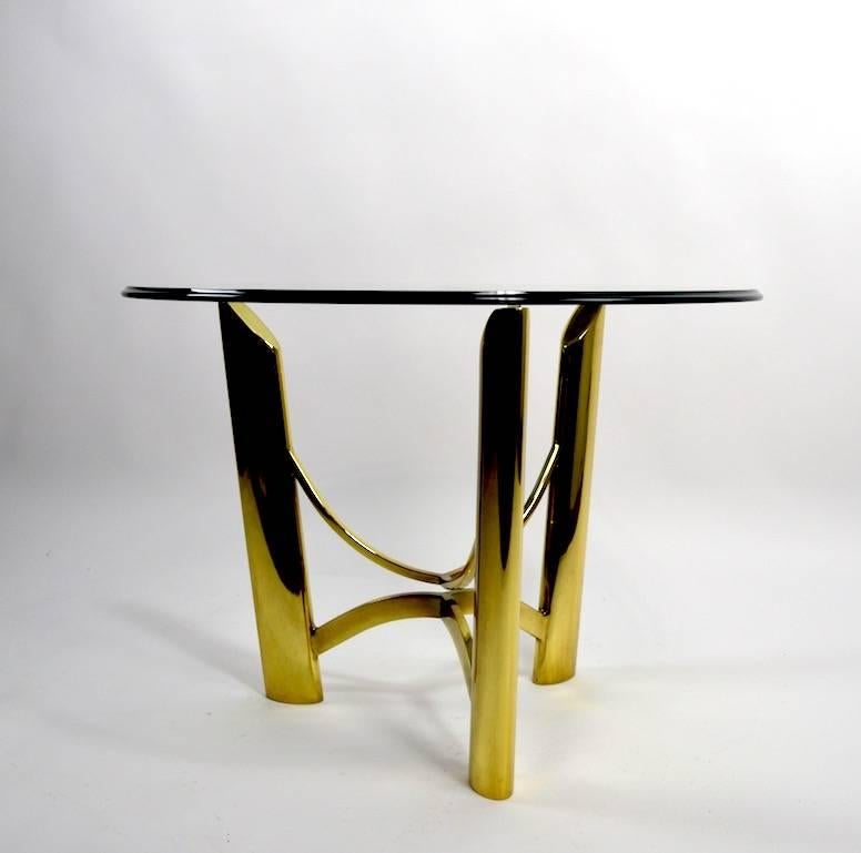 Belle table d'appoint moderniste en laiton, avec plateau en verre, attribuée à Mastercraft. Très bon, état d'origine, propre et prêt à l'emploi - dessus en verre .50