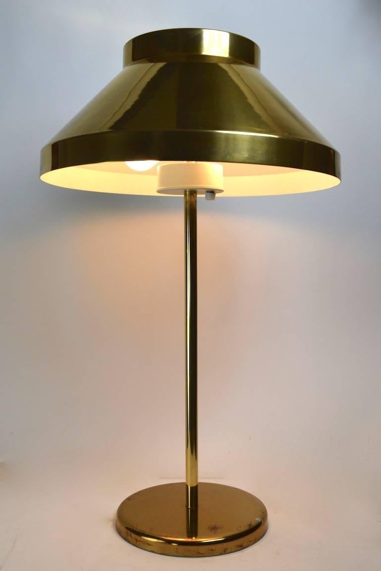 Ungewöhnliche große Messinglampe, entworfen von Paul Mayen für Habitat. Dieses Exemplar ist in einem sehr guten, originalen und funktionsfähigen Zustand. Es verfügt über zwei Porzellanfassungen und eine verstellbare Harfe. Der Sockel weist leichte