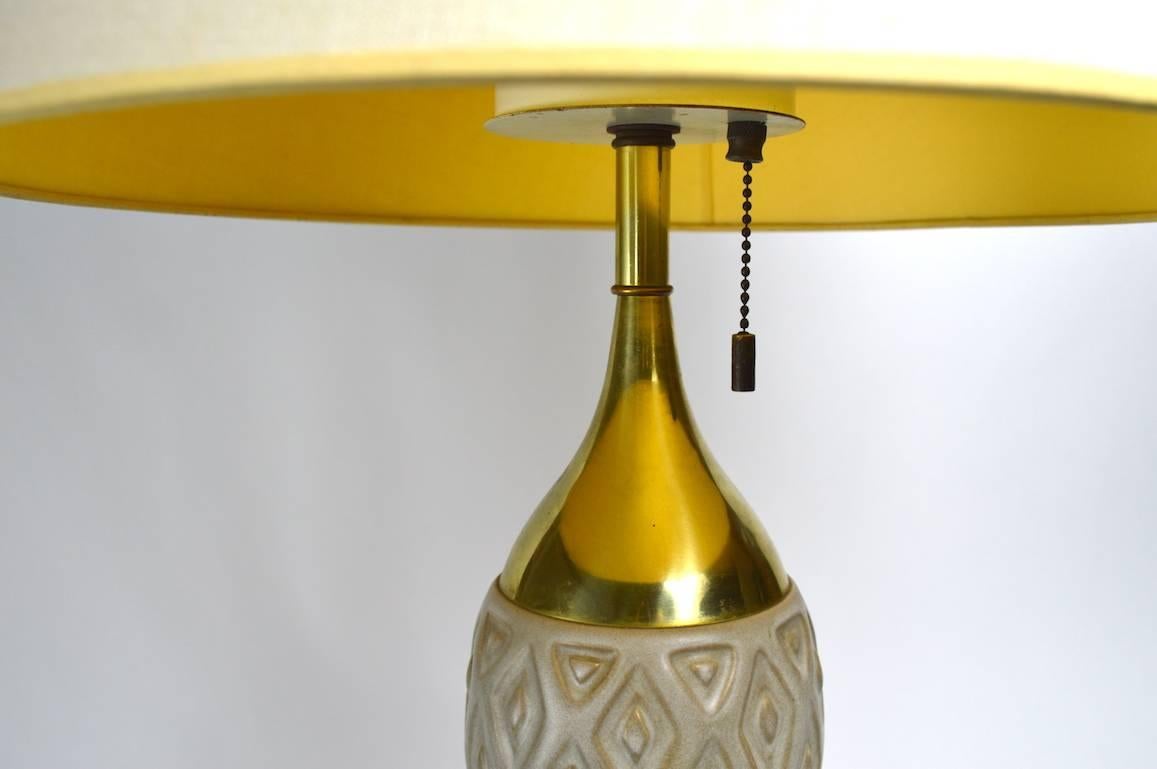Gerald Thurston pour Lightolier - Lampe de table en céramique et laiton Bon état - En vente à New York, NY