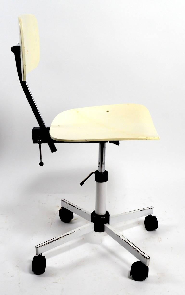 Nice example of the Classic Rabami Kevi chair, adjustable in height and the backrest is adjustable as well. In original off-white paint finish, which shows light cosmetic wear, normal and consistent with age.