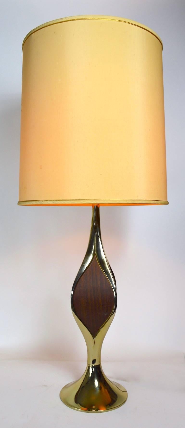 Classic Gerald Thurston for Lightolier Mid-Century Modern table lamp. Brass colored metal with faux wood insert trim, on teardrop form base. Working, clean, original condition, shows minor cosmetic wear normal and consistent with age, shade not