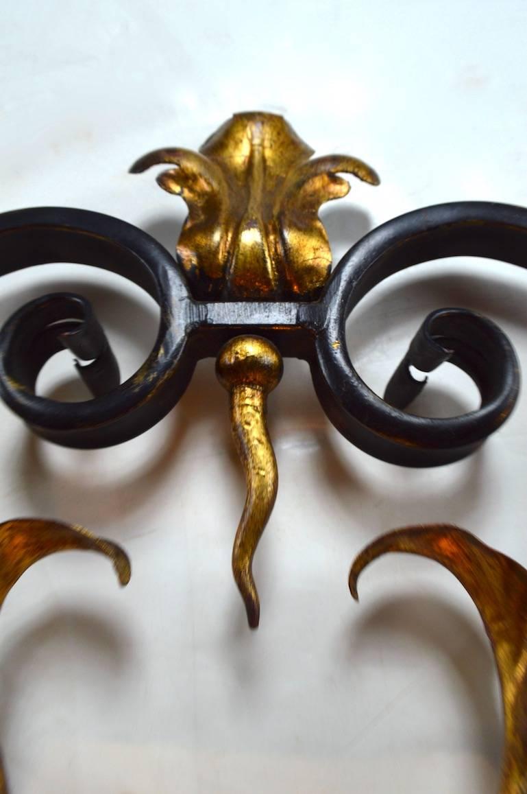 Große und dekorative dreiflammige Leuchte von Palladio, italienisch im spanischen Stil mit Kunstvergoldungen.