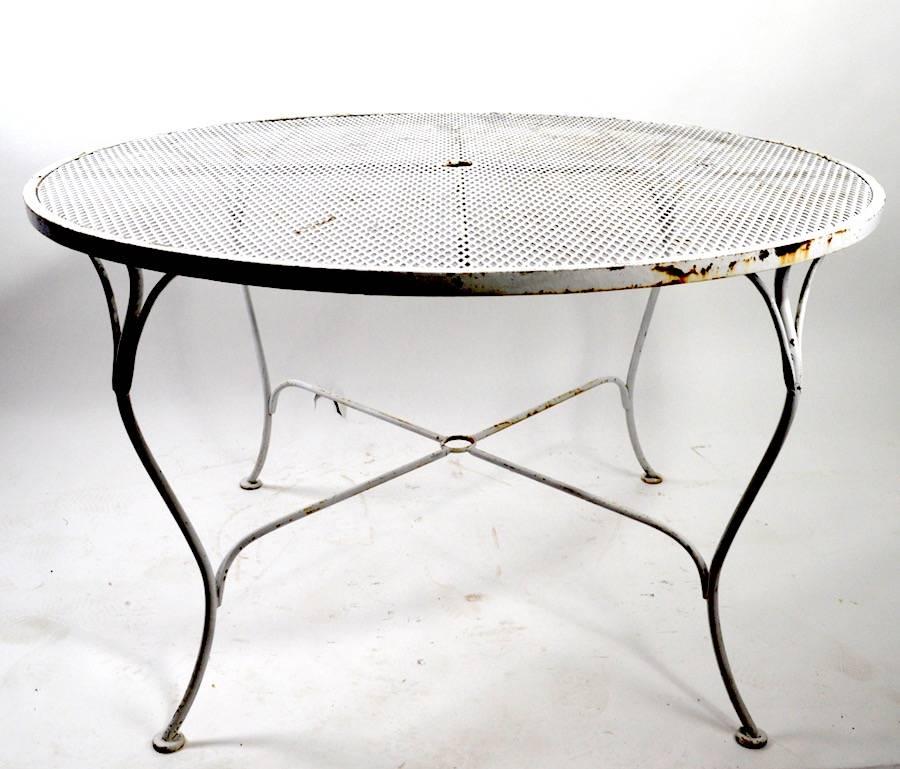 Round Woodard Dining Table with Cabriole Legs and Mesh Top In Good Condition In New York, NY