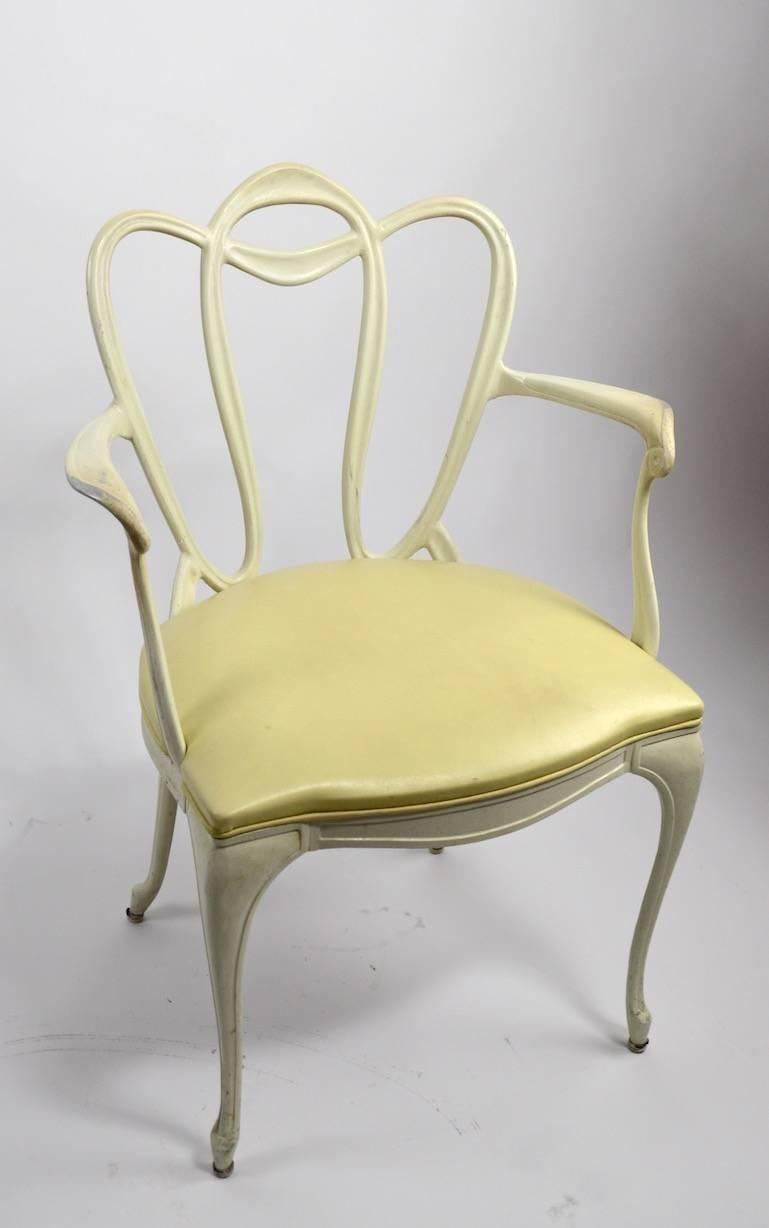 Superbe ensemble de six chaises de salle à manger en aluminium massif par Crucible Products Corp. Cet ensemble se compose de quatre fauteuils et de deux chaises d'appoint, chacun ayant un siège rembourré en vinyle d'origine. 
 La finition présente