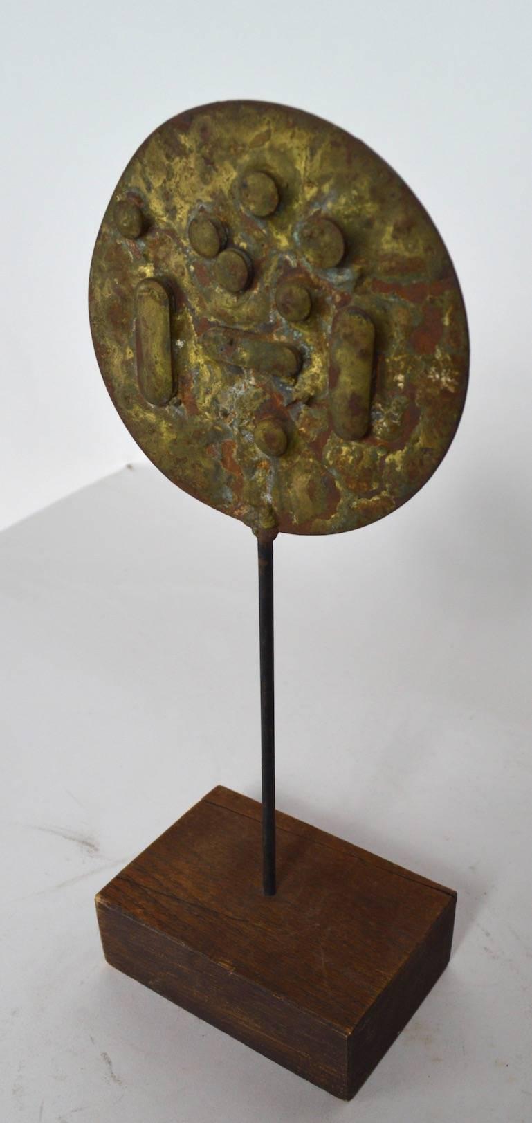 Brutalistische Skulptur aus Bronze, Messing und Holz im Kabinettmaßstab des bekannten Bildhauers Dimitri Hadzi. Interessantes abstraktes Exemplar aus gemischtem Metall, signiert auf dem Sockel, wie abgebildet.
          
