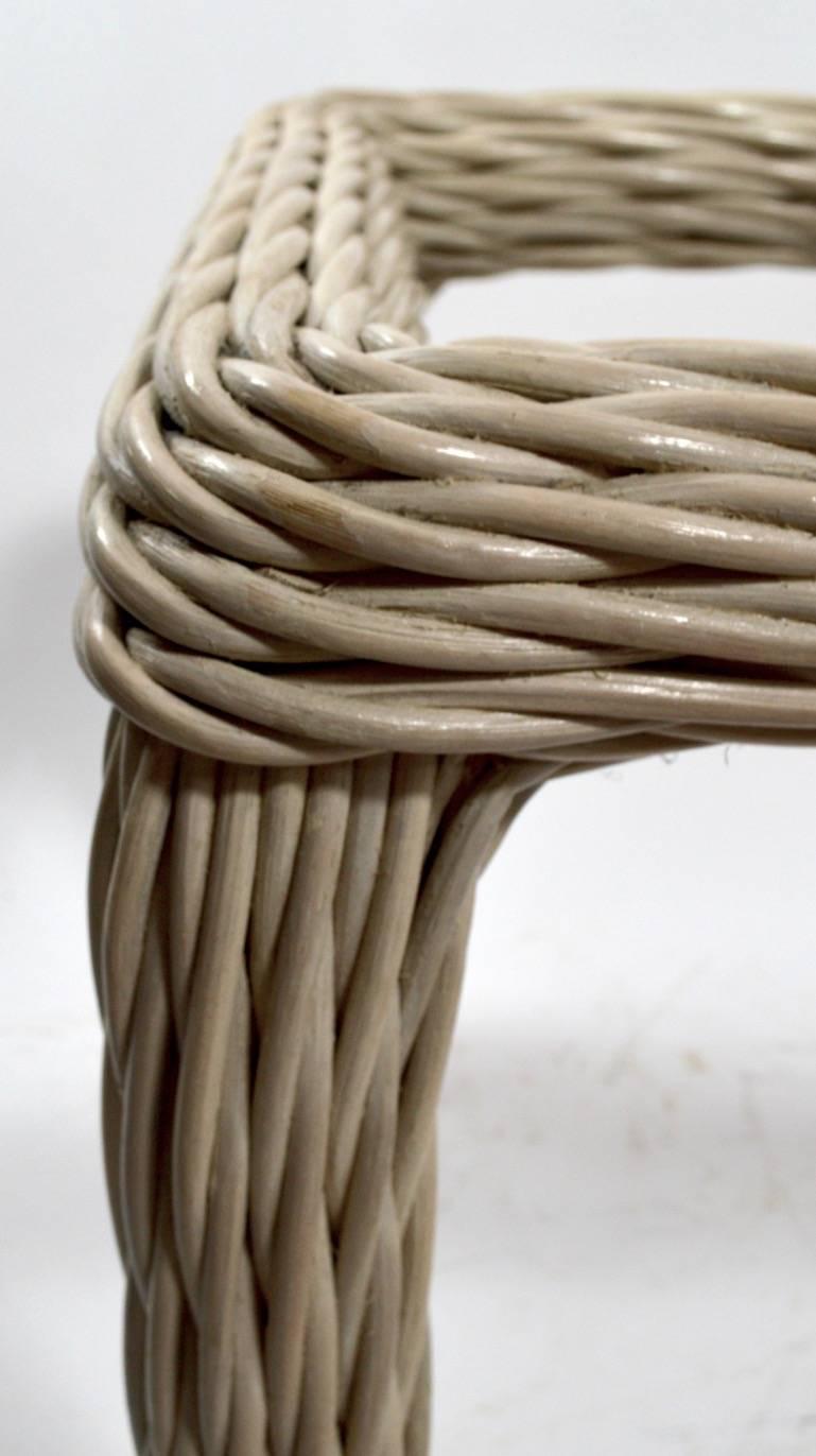 Tables en osier tressé de style moderne, auxquelles il manque les plateaux en verre. Une forme simple et sans fioritures, propre et élégante.