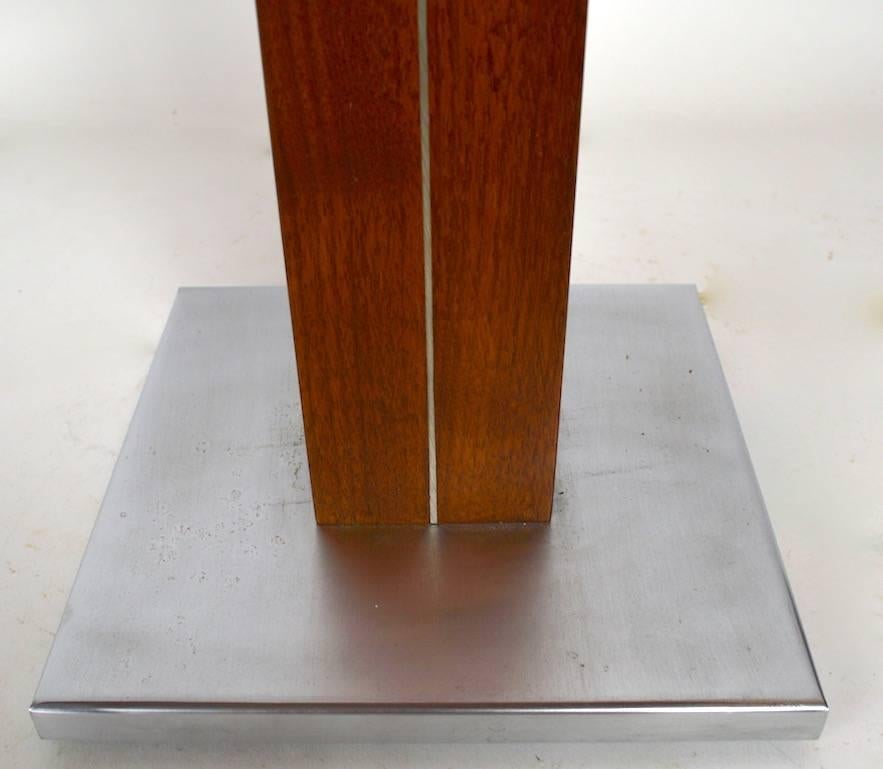 Lampe de table icône classique moderniste par Nessen Studios. Cette lampe a un standard vertical en teck massif avec une base en acier brossé. Fonctionnement, propre et état d'origine, abat-jour non inclus. Exemple entièrement signé.