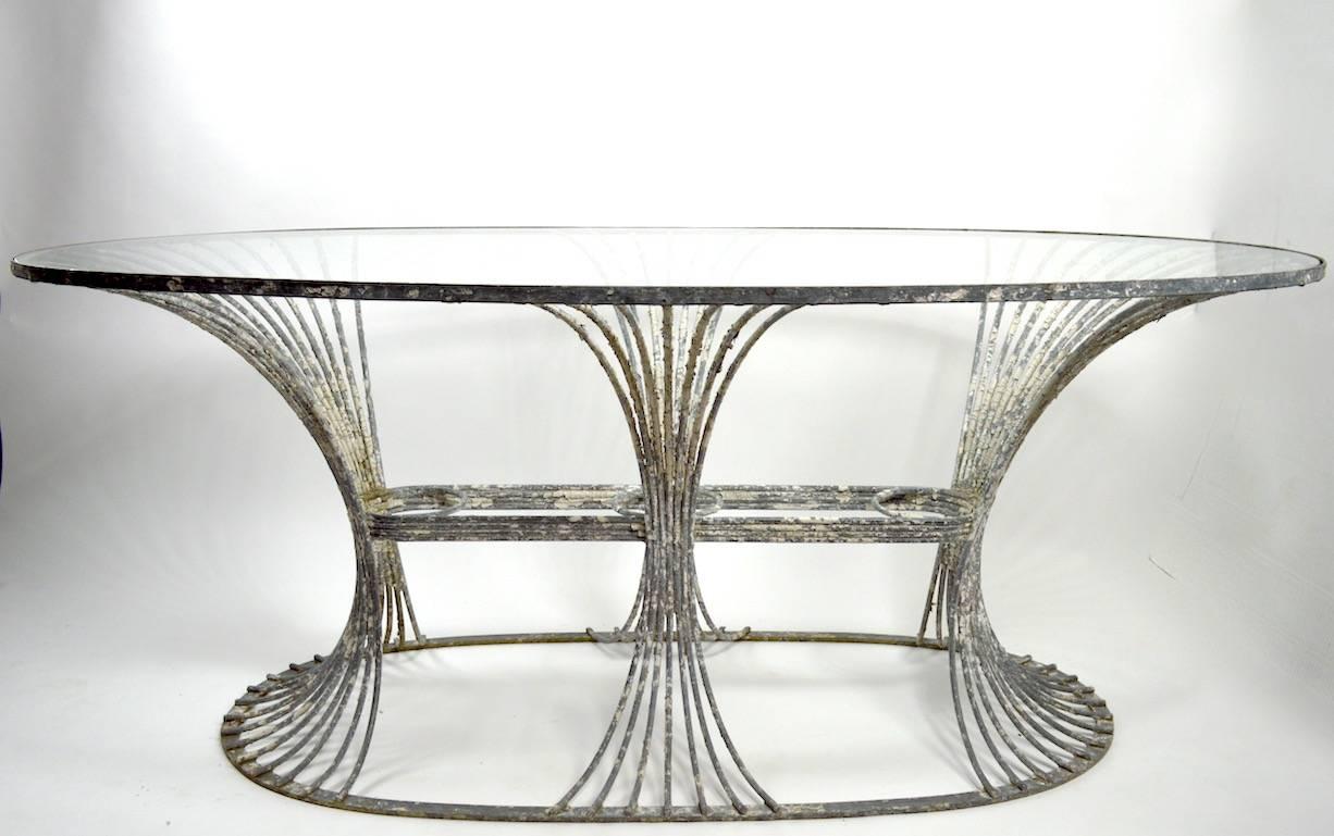 Milieu du XXe siècle Rare table de jardin Art Déco de Leinfelder en zinc et verre en vente