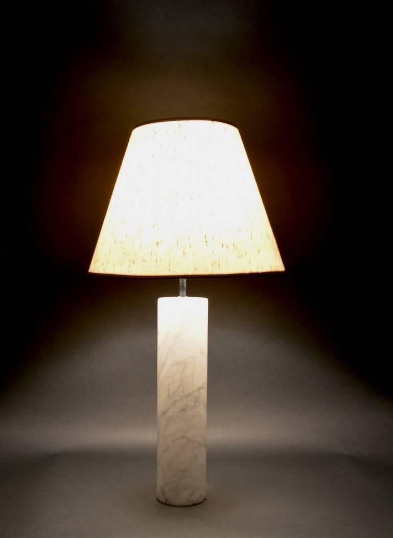 Lampe de table cylindrique en marbre, design d'après Nessen. Marbre blanc avec des stries grises, propre, état de fonctionnement original, abat-jour non inclus.