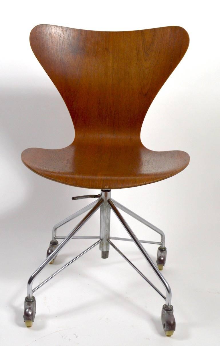Nice early (1960s) example of iconic Arne Jacobsen for Fritz Hansen swivel desk chair. Very good original condition, showing only expected light cosmetic wear, normal and consistent with age.