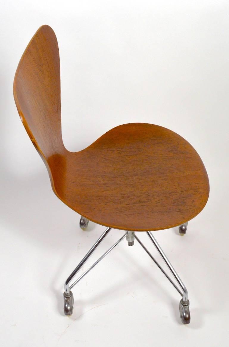 arne jacobsen desk chair