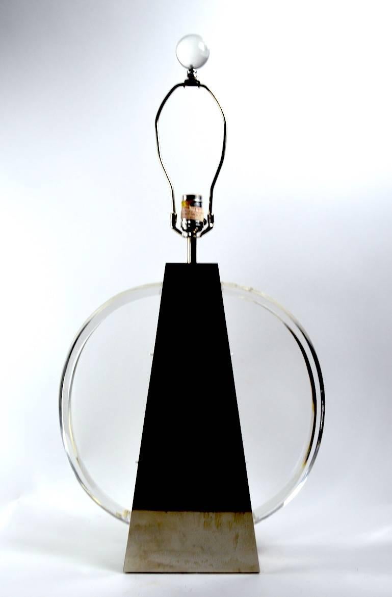 Paire de lampes de table modernistes et élégantes en chrome et Lucite par Chapman. Les deux sont en excellent état de fonctionnement, d'origine. Corps de pyramide chromé écaillé par des éléments semi-circulaires biseautés en Lucite. Style,
