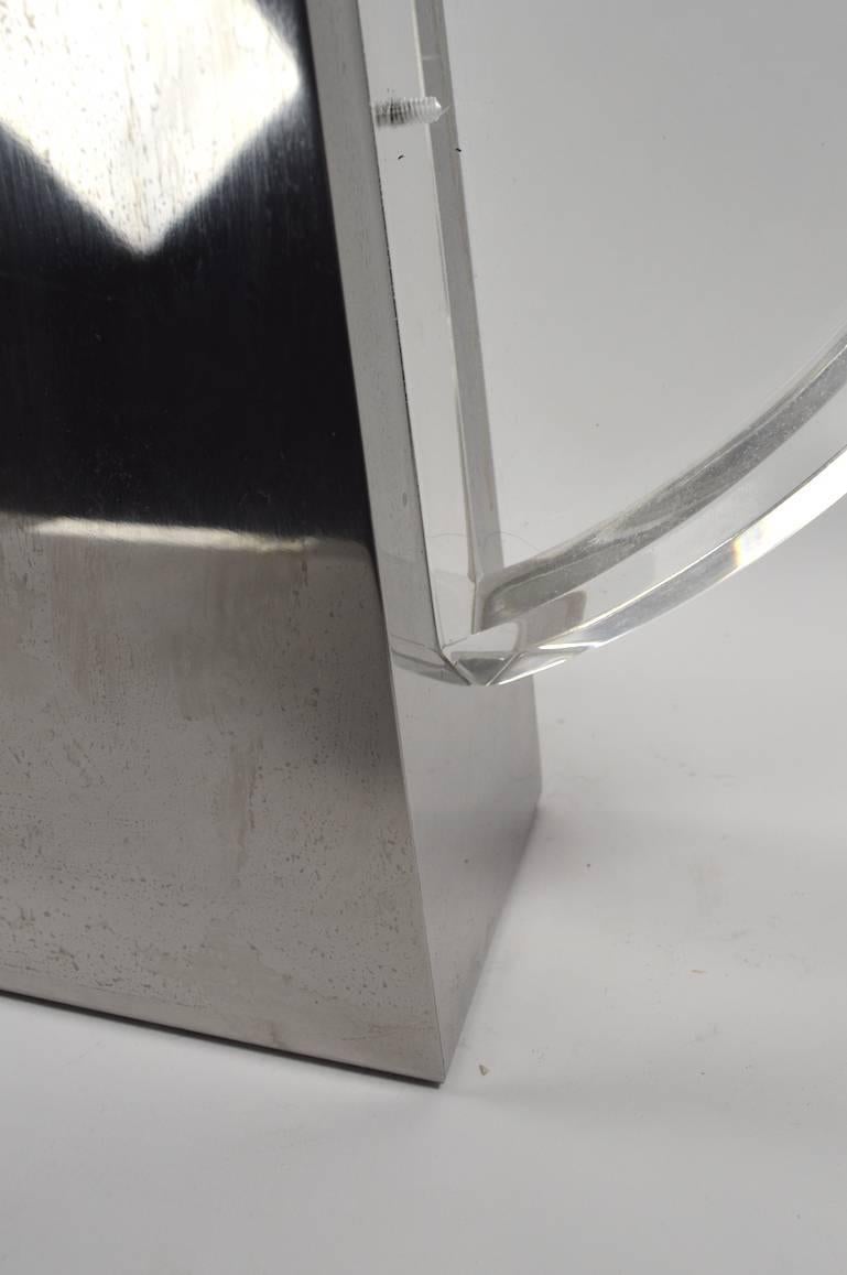 Américain Paire de lampes Chapman en chrome et lucite en vente