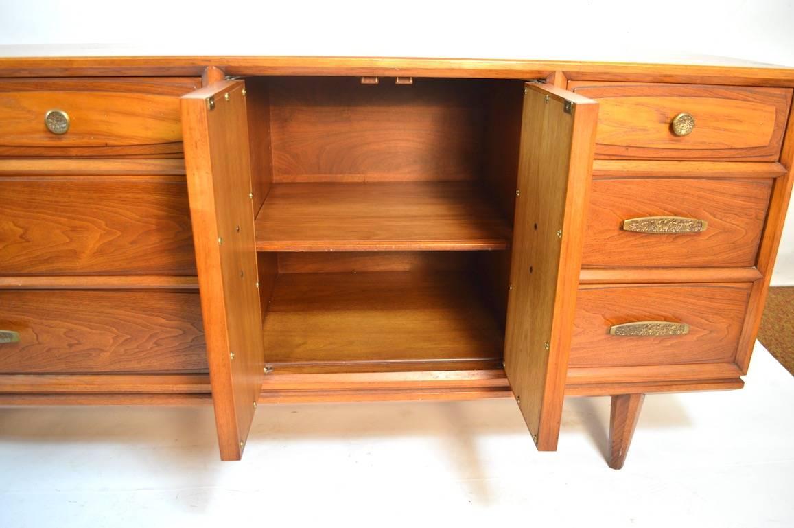 Brutalist Dresser Credenza by Heritage Henredon In Good Condition For Sale In New York, NY