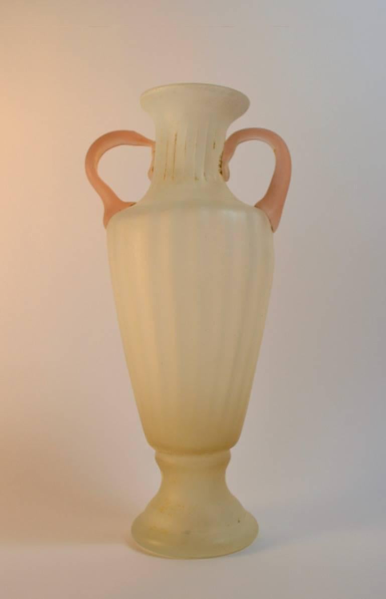 Nice two handled Scavo vase by Cenedese, off-white body with pink applied handles. No damage, or condition issues.
