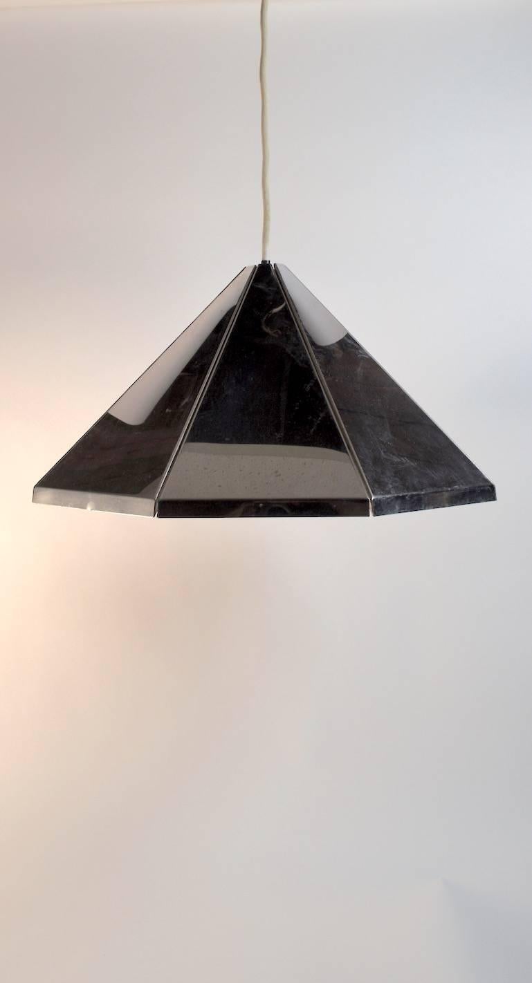 Luminaire moderniste chromé suspendu par Lightolier (marqué). Ce lustre est composé de huit panneaux triangulaires de 8 pouces de large à la base. Le luminaire présente une certaine usure cosmétique de la finition, en particulier l'intérieur