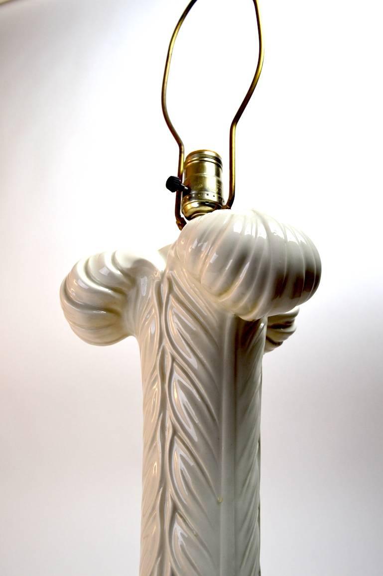 Lampe prune en céramique blanche Excellent état - En vente à New York, NY