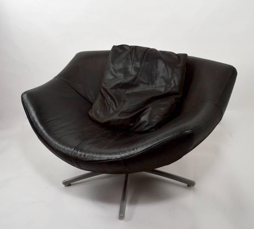 Pair of Leather Swivel Chairs by Gerard Van Den Berg 3