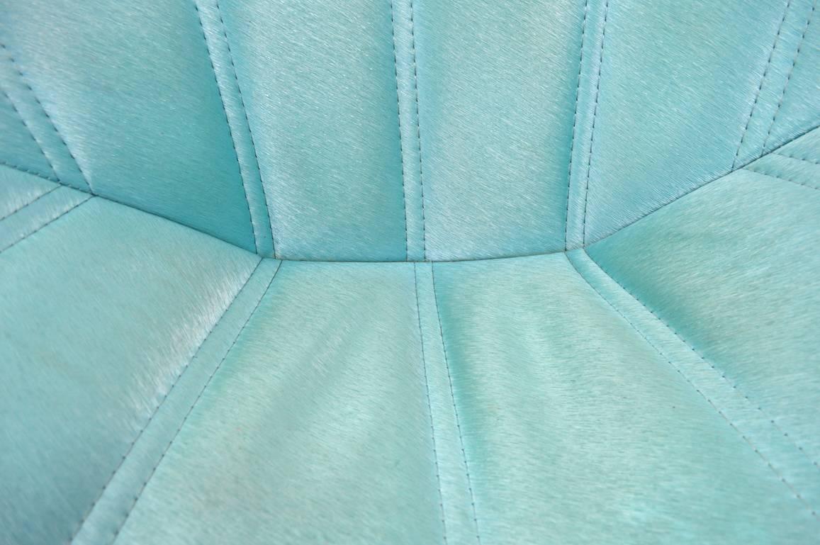 Turquoise textured vinyl clamshell chair, in great original condition. Long on style, hip side chair, ready to use condition. 
     
