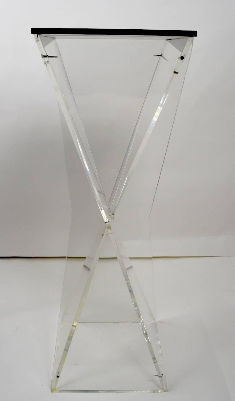 Angular modernist clear Lucite pedestal with black Lucite top.
Clean, original and ready to use.