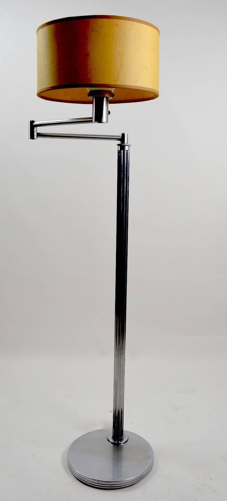 Version précoce et rare de la désormais iconique  Lampadaire à bras pivotant Nessen de l'âge des machines. La construction de cet exemplaire permet de dater la lampe des années 1930 (colonne cannelée, etc.). La lampe est signée Nessen Studios sur la